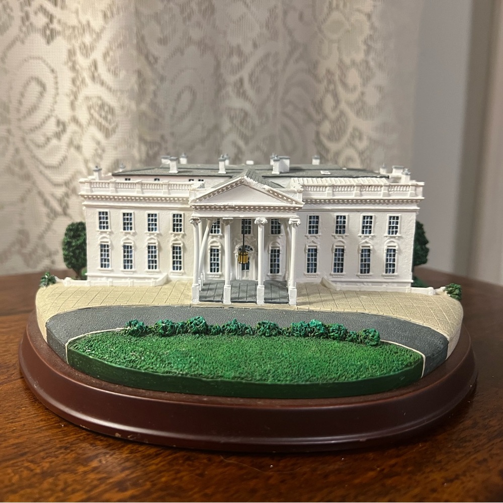 Danbury Mint - White House